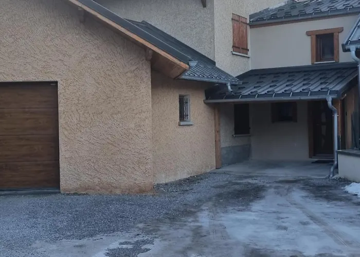 Maison + jardin vue sur les montagnes